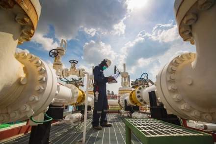Featured graphic for: Does Workers’ Compensation Apply to the Oil and Gas Industry?